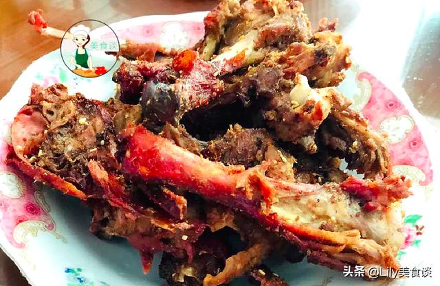 吃烤鸭时，店员问：鸭架煲汤还是做椒盐？别犹豫，果断回答2个字