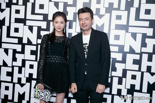 [第五大道]28岁陈钰琪真是贵族，绿色衫配小雏菊自拍好惬意，唐嫣眼光真有毒