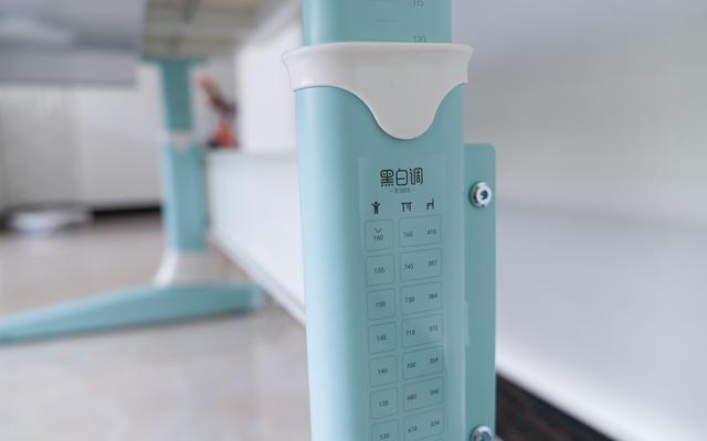 儿女天天乐|可调节的儿童学习桌椅到底有用吗？黑白调儿童学习桌椅给你答案