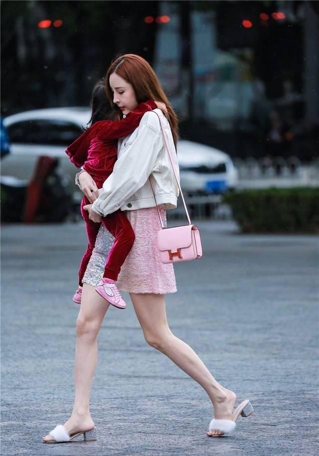 街拍美女:超一流身材美腿辣妈,这个妈妈很新潮