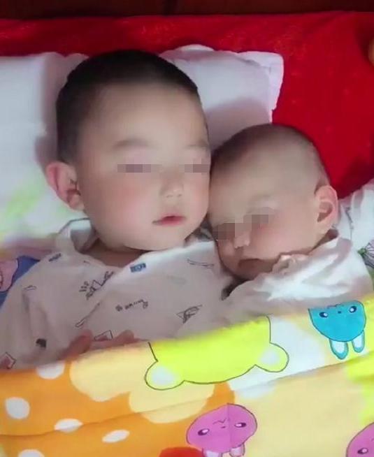 『超级宝妈』最“亲密”二胎火了，哥哥哄完弟弟睡着，妈妈掀开被子后心暖化了