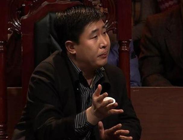 他一次喝过7斤白酒，为戒酒用锁链锁住脖子，曾在酒桌上喝走8人