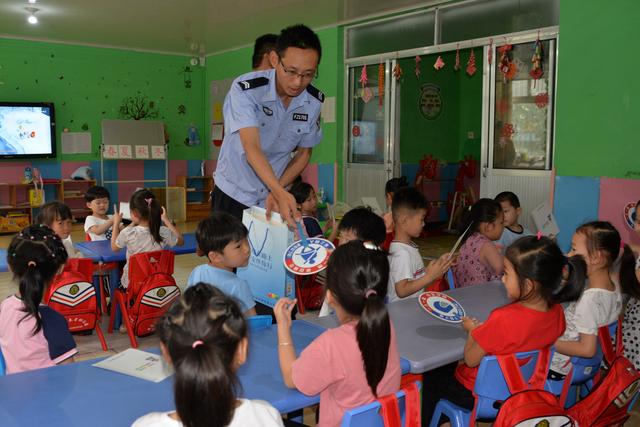 素衣飘扬|平邑交警走进幼儿园开展交通安全宣传教育