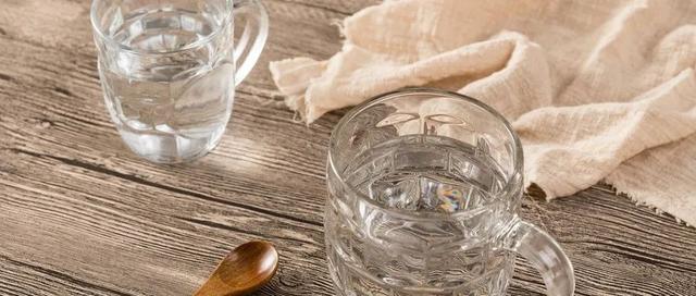 【健康】晨起第一杯水，很多人都喝错了！尤其这3类人，需要讲究！