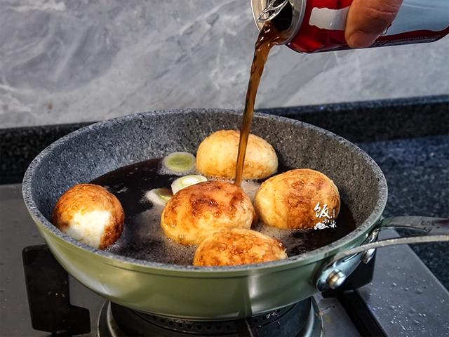 可乐可以烧鸡翅，也可以煮鸡蛋，这样做比茶叶蛋更香，更馋人