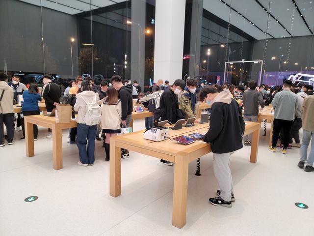 iPhone12一夜沦为“冰点价”，库克：这是怎么了？