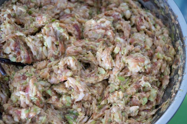 蒸白菜包子有诀窍，教你发面调馅对的做法，馅香皮软，一吃就上瘾