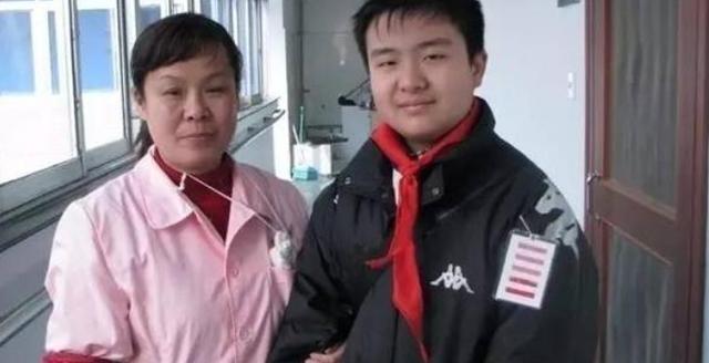 「你的育儿经」曾是名声大噪的“五道杠少年”，现在却埋没人海，网友：可惜了
