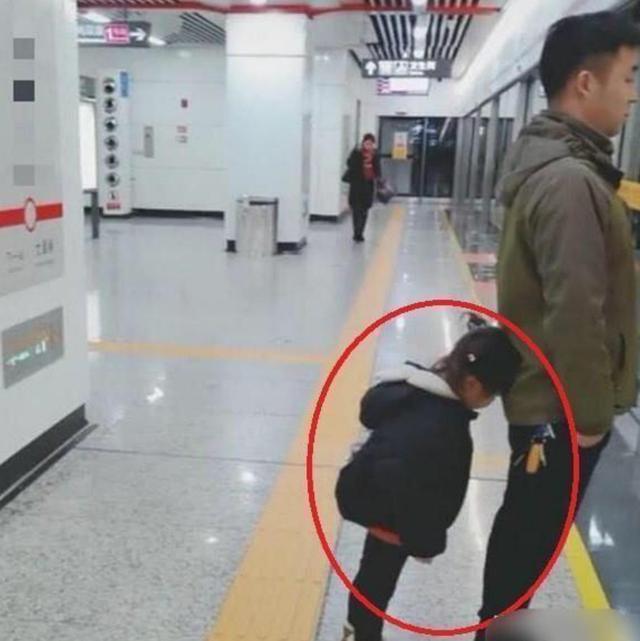 超级宝妈：等地铁时，这父亲的举止引称赞，网友：教养是家长给娃最好的名片