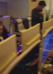 搞笑gif趣图:怕毁了各位心中女神形象,就给各位瞥一眼