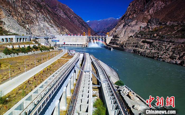 中国新闻网客户端■西藏首座50万千瓦级水电站累计发电量超100亿千瓦时