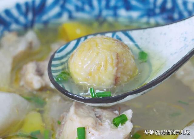 用鸡腿炖汤太好吃，搭配板栗和山药，营养又鲜香，孩子爱吃的美味