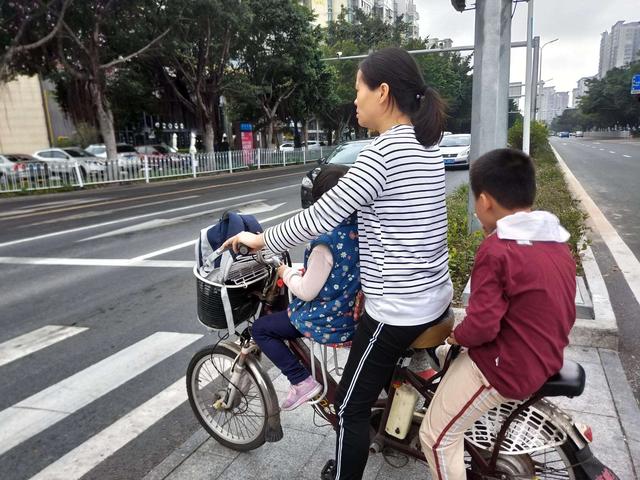 「超级宝妈」丈夫去世，7岁女儿经常爬到床底喊“爸爸”，宝妈知道原因后泪崩