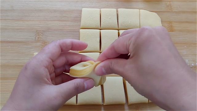 核桃酥这样做太好吃了，外面酥脆直掉渣，内里绵软又香甜，真过瘾