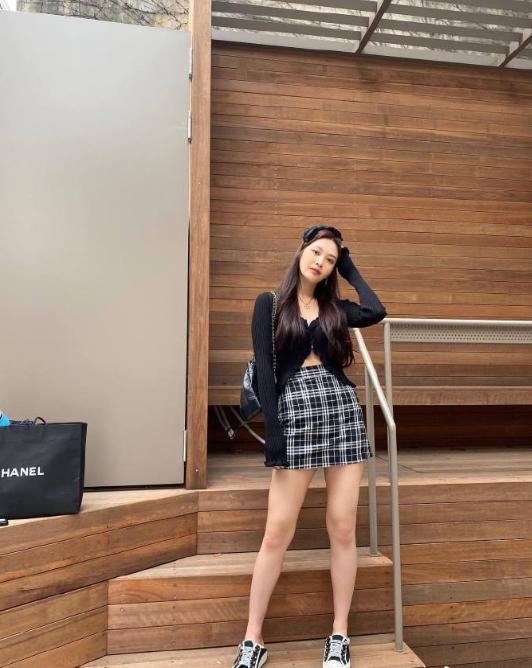带货女王朴秀荣太会穿了!BM风穿搭加香奈儿包包,精致又少女
