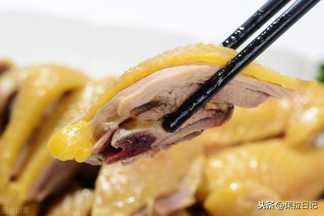 做白切鸡，水开下锅是大错！改进一步，整只鸡皮爽肉嫩、骨中带红