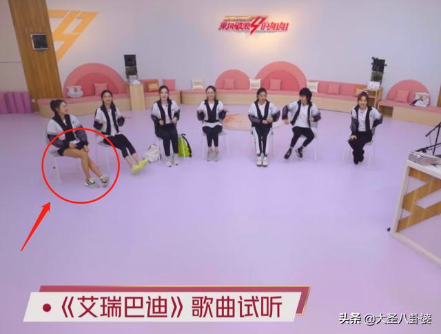 末言雨|张雨绮黄圣依同框唱歌，节目组却忘记开美颜，二人肤色差距很明显