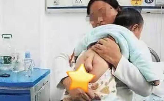 素衣飘扬|1岁宝宝长出“小尾巴”，得知原因后婆婆怒斥儿媳：都怪你
