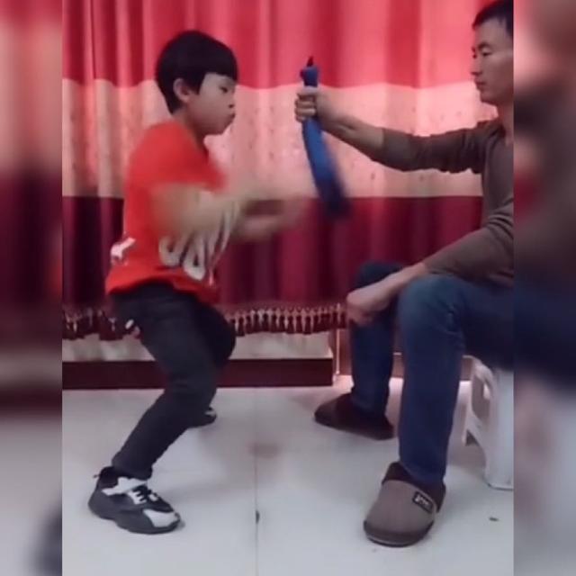 亲亲一家人|萌娃练习出拳速度，两只手像汽车上的双缸活塞，网友：确实好牛啊