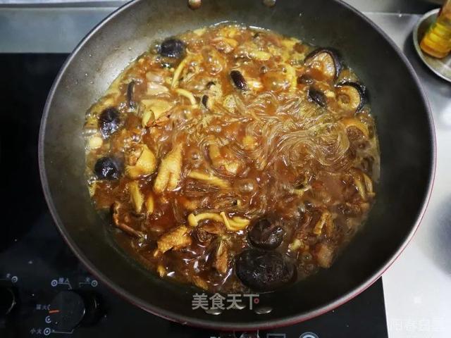 菌菇焖炒鸡：浓郁鲜美，配上一碗米饭，完美！