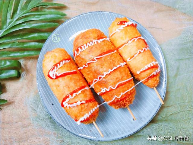 热狗我家从不买，这样做最简单最靠谱，外皮酥脆又拉丝，好吃