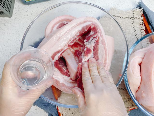 没有地方熏腊肉，试试酱油肉，2步就完成，色泽红亮比腊肉还好吃