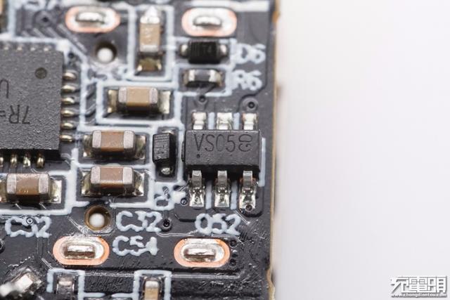 小米20W快充拆解，原来内部这样设计，怪不得和紫米一样卖39