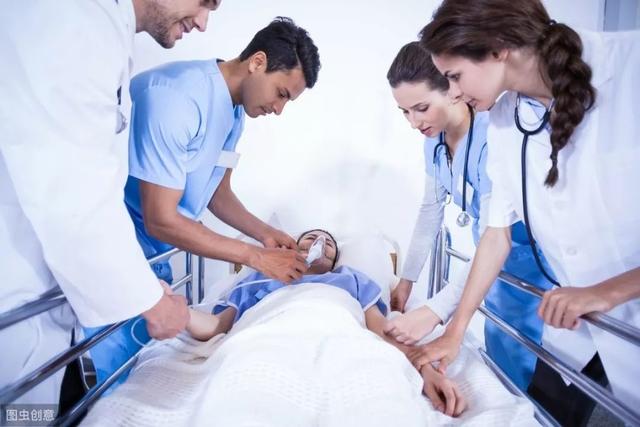 58岁男子突发胸痛，检查体征都指向心梗，上了手术台一看，竟然是误诊……