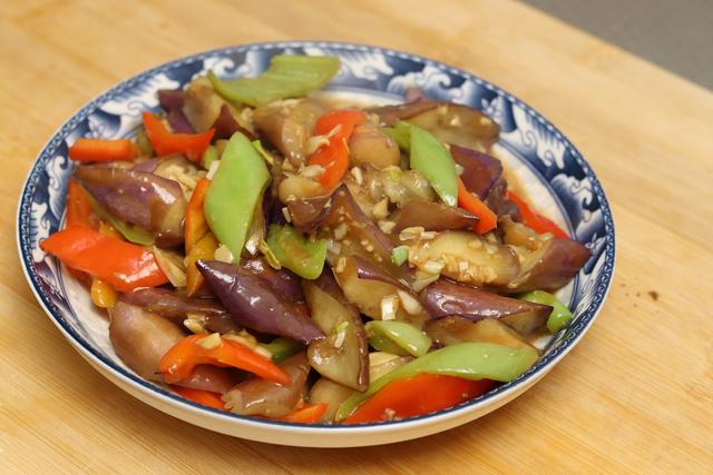 烧茄子时，不要先放油炒，大厨教你一招，茄子不发黑不吸油