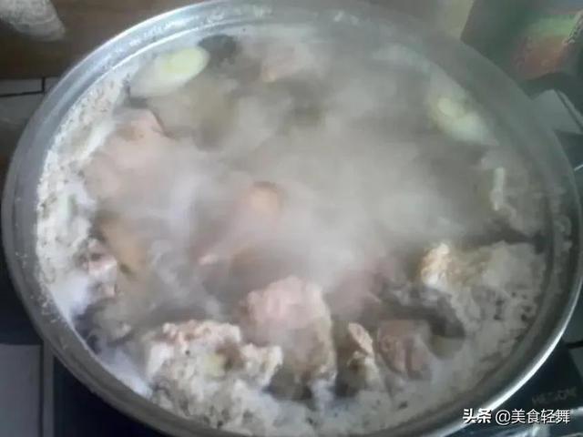 炖羊肉时，记好“2放1不放2窍门”，羊汤不黑，肉质鲜嫩不腥膻