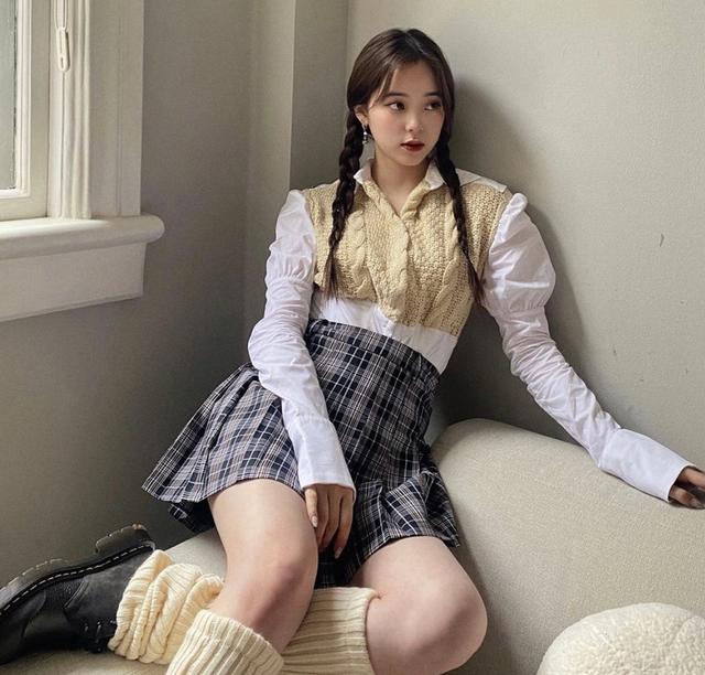 欧阳娜娜穿学院风短裙晒照青春洋溢甜美俏皮