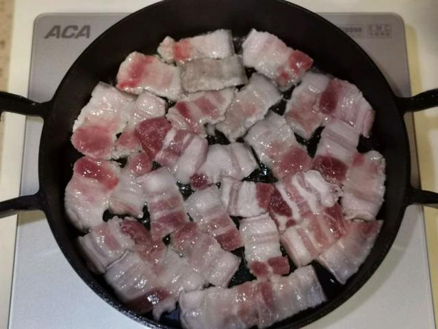 五花肉烤着吃味道更香，肥而不腻，咬一口满嘴的肉香，太过瘾了