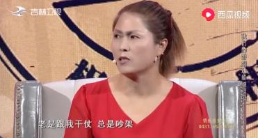 49岁妻子为35岁丈夫冒险生女，因韭菜盒子离婚：没谁免费爱你