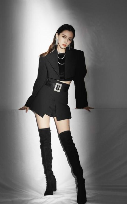 仙女山的月亮|baby为凹造型真拼了，穿衣太短无意曝光妊娠纹，少妇年纪这般模样