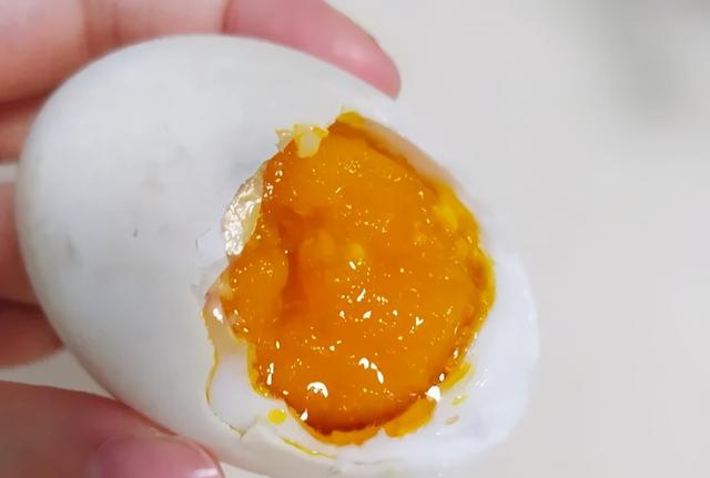 腌咸蛋的传统做法，不用裹泥，不用盐水，28天流油起沙