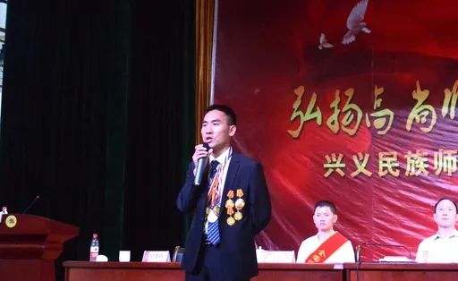 「暖先生格调」四岁丧父住猪圈，背着疯娘上大学：读书，才是世上最好走的路