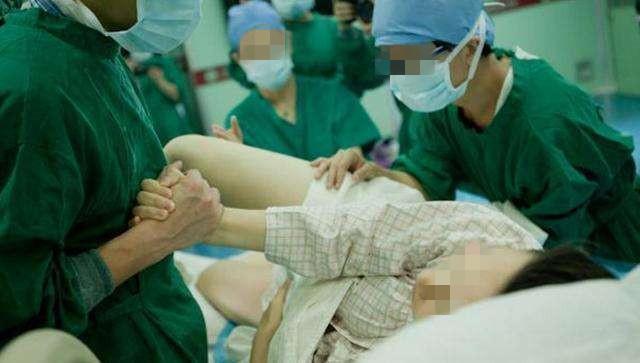 「你的育儿经」产妇顺产时,不小心在产床上解决“生理需求”,医生却夸做得好