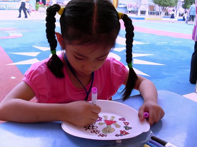 幼儿园办跳蚤市场，女儿两手空空回家，宝妈质问老师后连连道歉