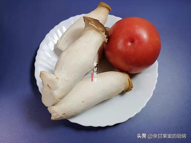 红烧鱼块，加了番茄和杏鲍菇，咸鲜味美的下饭菜，全家爱