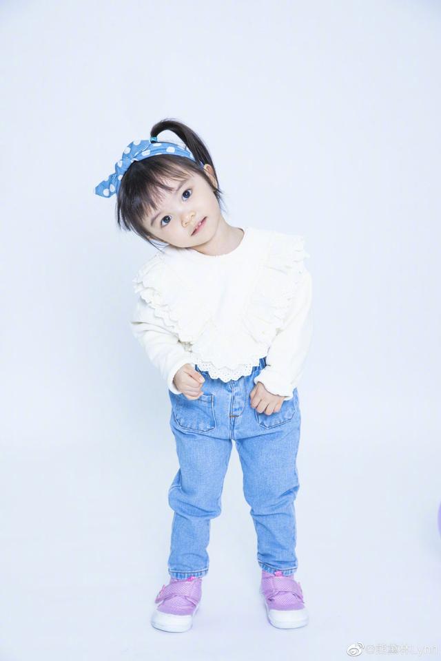 影视交流地|熊黛林晒双胞胎画作风格迥异,妹妹长势喜人已高过姐姐