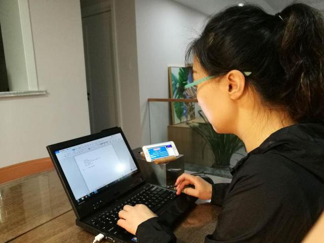 上观新闻▲三成孩子每天用电子产品超2小时,亲子开辟“养机场”,授权型干预比限制型好