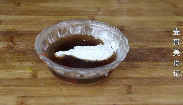 豆腐我家从不红烧，简单一压一搅，出锅太香了，上桌连汤汁都不剩