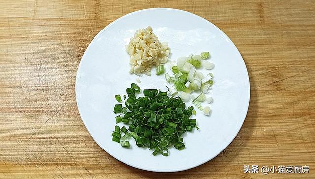 天冷了给家人做一锅酸辣汤，做法简单，暖胃驱寒，成本只需5元钱