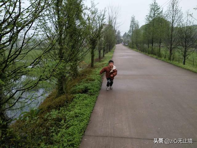 「超级宝妈」春天 在家教小孩读书写字