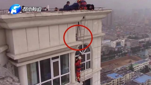 「超级宝妈」因风大，孩子差点被“刮”没！@家长 你可长点儿心吧！