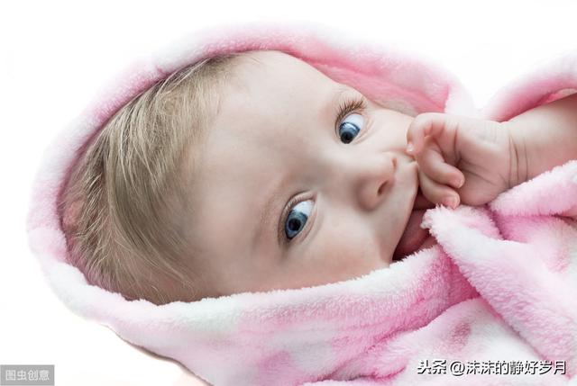 超级宝妈▲同样是吮吸手指，但婴儿和幼儿年龄不同，自然要区别对待哦