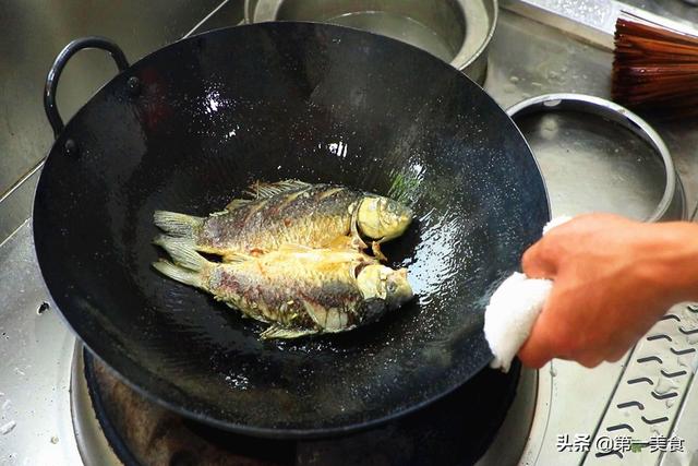 吃天下：月子必备的下奶神器——鲫鱼豆腐汤，再也不用为孩子吃不饱而烦恼