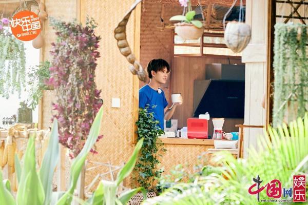 《向往4》任嘉伦谭松韵许魏洲欢度曼远傣家泼水节|中国网