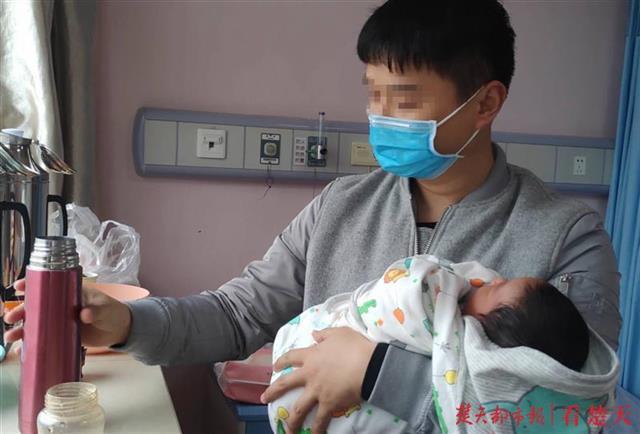 「你的育儿经」特殊时期产妇只能一人陪护，青年奶爸“独揽大局”获评满分