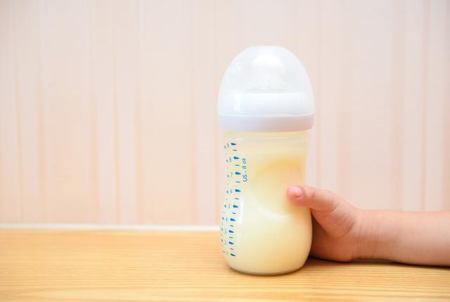 「超级宝妈」给宝宝冲调奶粉是先加水还是粉?掌握3点学会正确冲奶